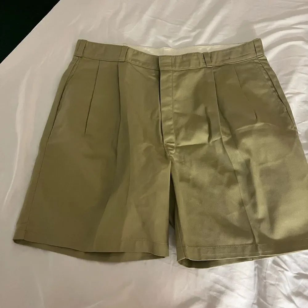 Dickie’s Mens Pleat Front Shorts sz 42 NWOT